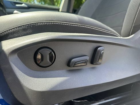 Certified 2023 Volkswagen Taos SE w/ Panoramic Sunroof Package AWD/4WD image 9