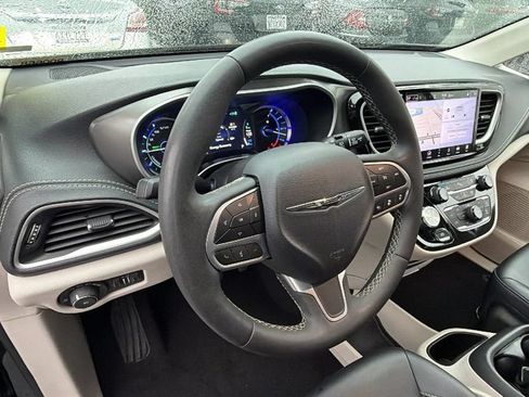 Used 2024 Chrysler Pacifica Limited FWD image 30