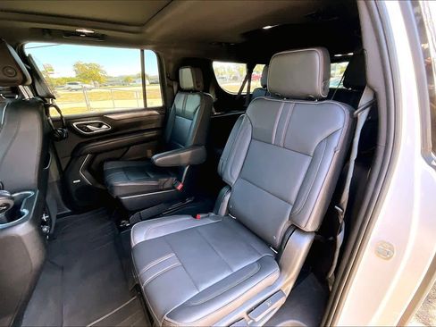 Used 2021 Chevrolet Suburban RST w/ Luxury Package image 21