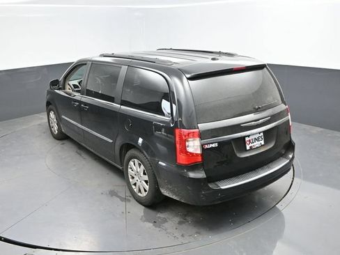 Used 2016 Chrysler Town & Country Touring FWD image 37