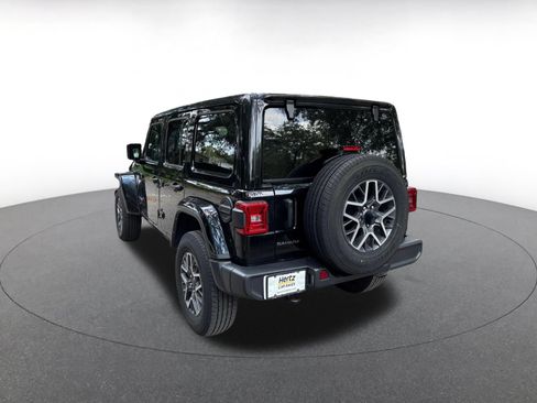Used 2025 Jeep Wrangler Unlimited Sahara AWD/4WD image 5