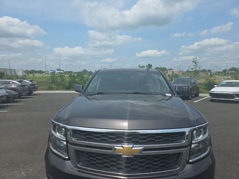 Used 2018 Chevrolet Suburban LT RWD image 2