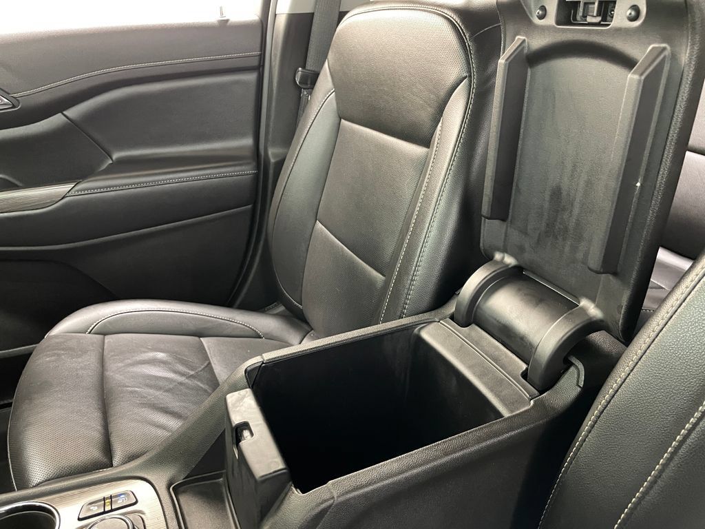 Used 2023 GMC Acadia SLT w/ Technology Package AWD/4WD image 33