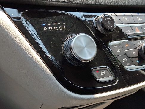 Used 2023 Chrysler Pacifica Touring-L FWD image 17