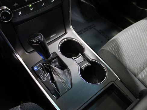 Used 2016 Toyota Camry LE image 29