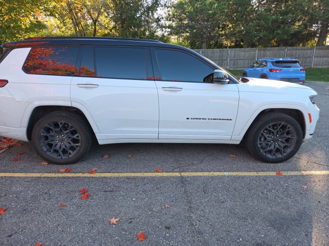 Used 2025 Jeep Grand Cherokee L Summit w/ Obsidian Package AWD/4WD image 4