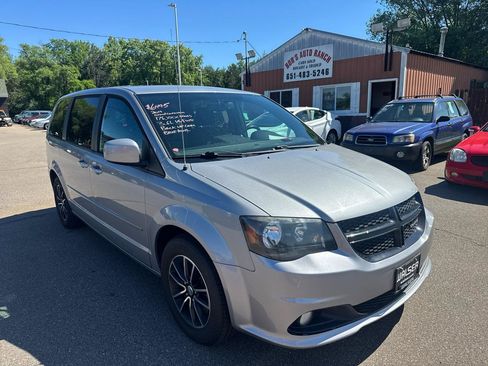 Used 2015 Dodge Grand Caravan SXT w/ Blacktop Package FWD image 3