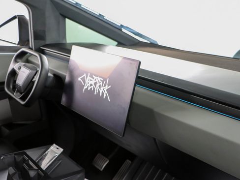 Used 2024 Tesla Cybertruck AWD Crew Cab image 23