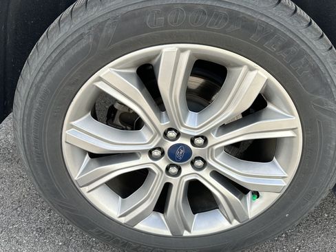 Used 2019 Ford Edge Titanium w/ Equipment Group 301A AWD/4WD image 15