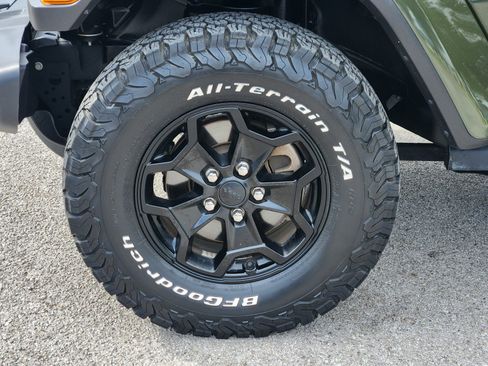 Used 2021 Jeep Gladiator Willys AWD/4WD image 29