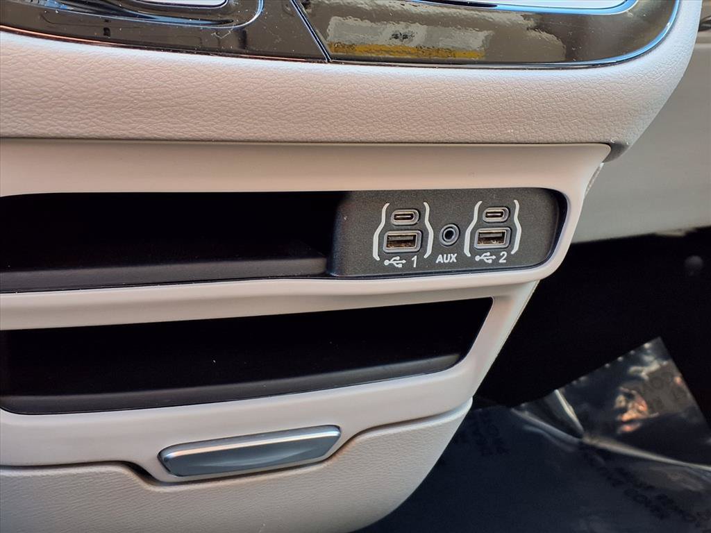 Used 2024 Chrysler Pacifica Touring-L FWD image 11