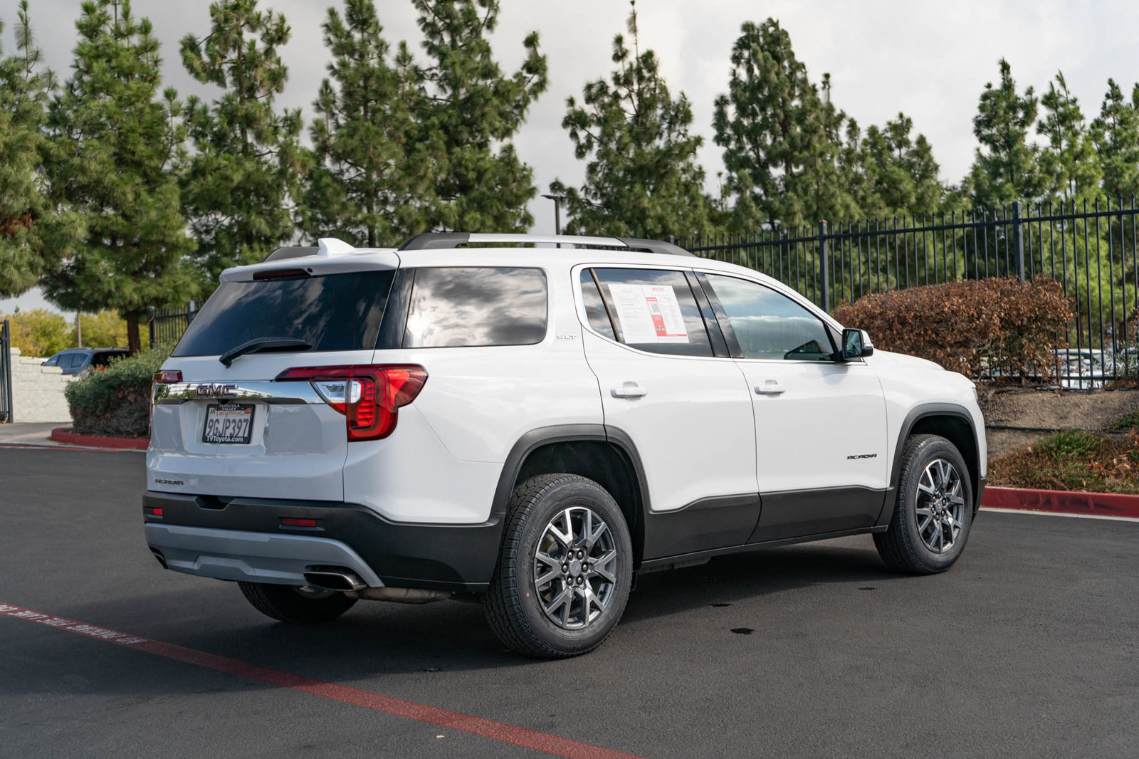 Used 2023 GMC Acadia SLT FWD image 9