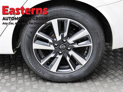 Used 2025 Nissan Versa SV image 8