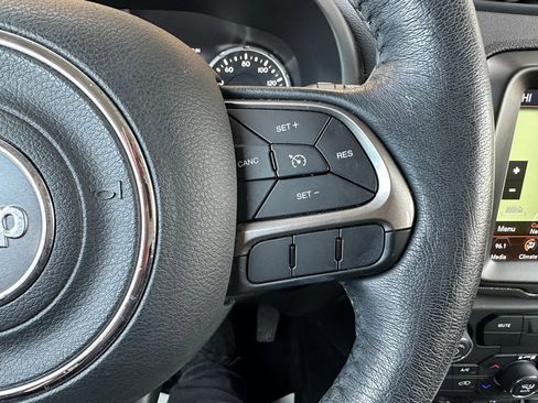 Certified 2022 Jeep Renegade Latitude w/ Convenience Group image 4