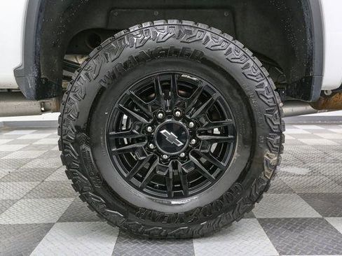 Used 2024 Chevrolet Silverado 2500 ZR2 w/ Technology Package image 18