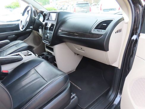 Used 2014 Chrysler Town & Country Touring FWD image 17