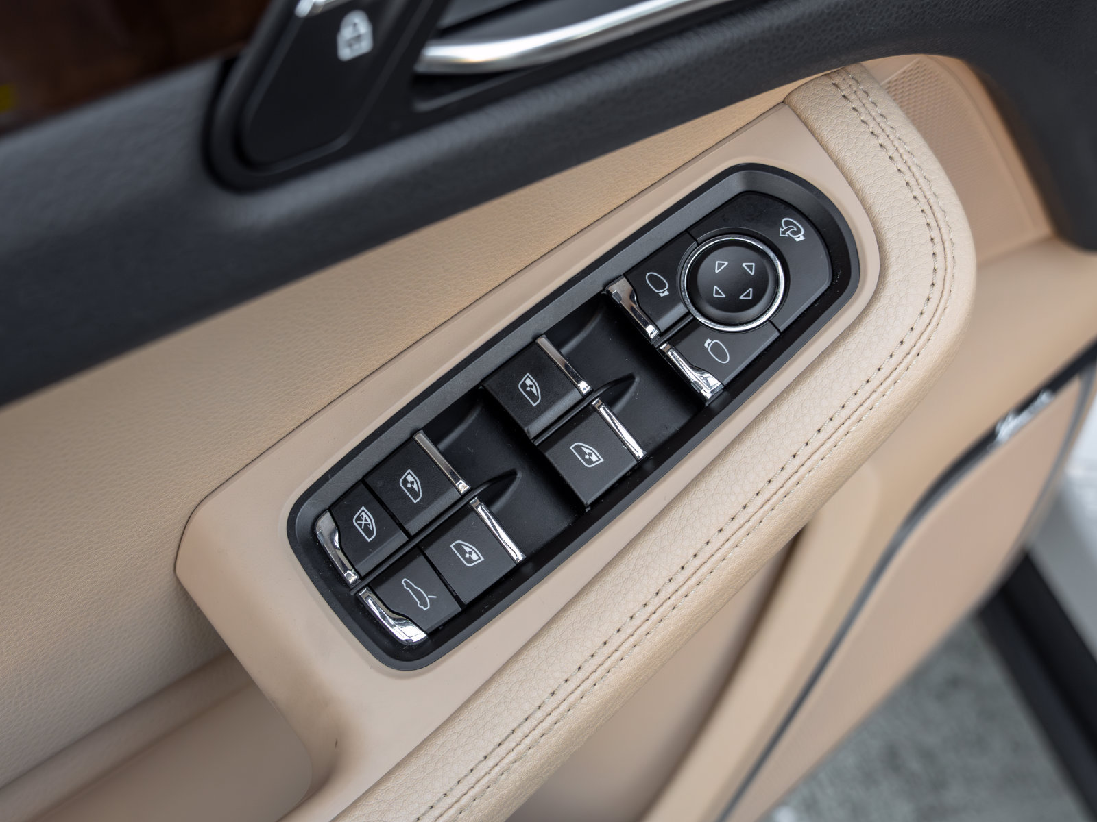 Certified 2023 Porsche Macan S AWD/4WD image 23
