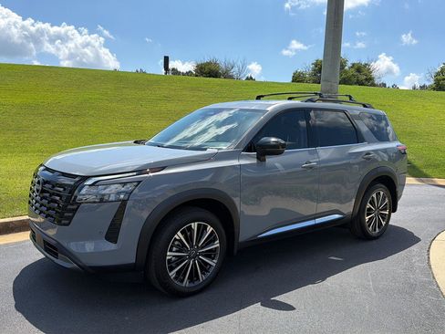 New 2026 Nissan Pathfinder Platinum FWD image 2