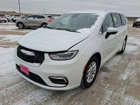 Used 2023 Chrysler Pacifica Touring-L image 2