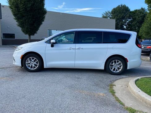 Used 2023 Chrysler Pacifica Touring-L FWD image 4