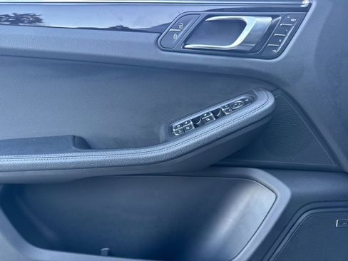Used 2025 Porsche Macan image 12