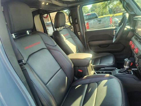 Used 2025 Jeep Gladiator Rubicon w/ Convenience Group AWD/4WD image 22