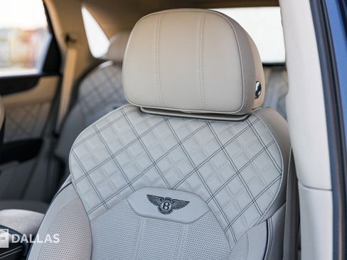 Used 2022 Bentley Bentayga image 21