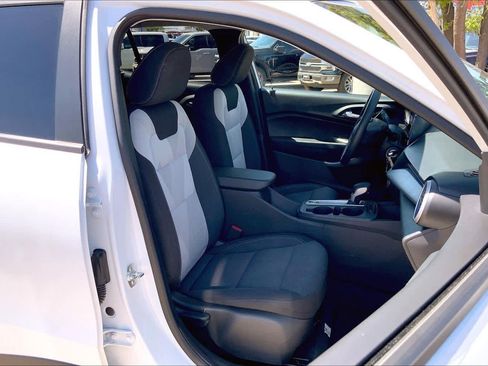 Used 2025 Chevrolet Trax LS image 9