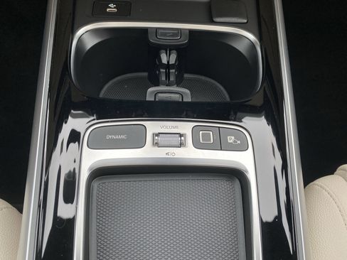 Used 2025 Mercedes-Benz GLB 250 4MATIC image 23