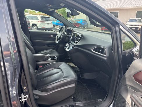 Used 2020 Chrysler Pacifica Touring-L FWD image 24