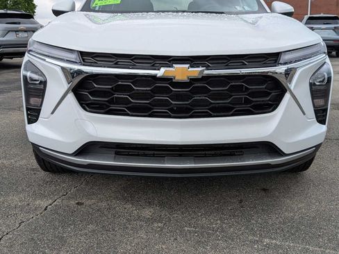 Used 2024 Chevrolet Trax LT w/ Sunroof Package FWD image 2