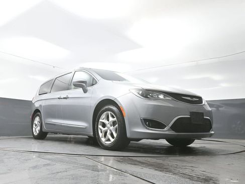 Used 2018 Chrysler Pacifica Touring-L w/ Tire & Wheel Group image 24