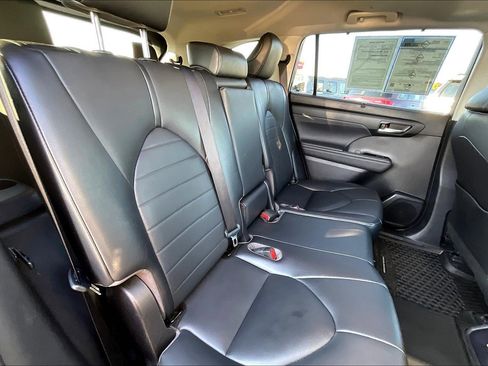 Used 2020 Toyota Highlander XLE image 26