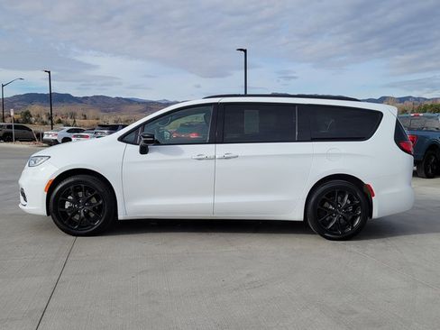 Used 2024 Chrysler Pacifica Touring-L w/ S Appearance Package image 2