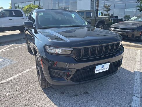 Used 2025 Jeep Grand Cherokee Altitude AWD/4WD image 8