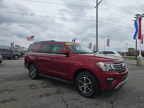 Used 2018 Ford Expedition XLT w/ Equipment Group 201A AWD/4WD image 3