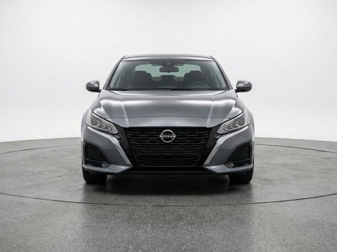 Used 2025 Nissan Altima 2.5 SV image 2