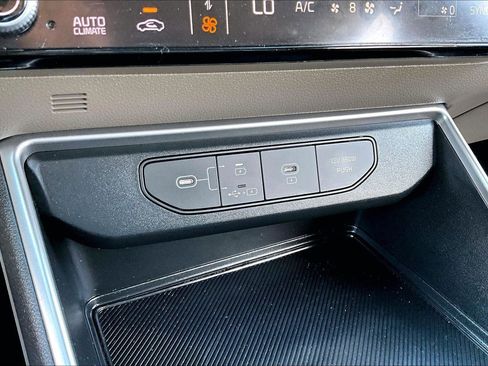 Used 2025 Kia Carnival LX image 30