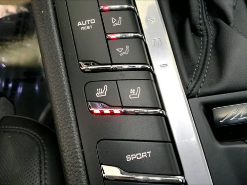 Used 2021 Porsche Macan image 37