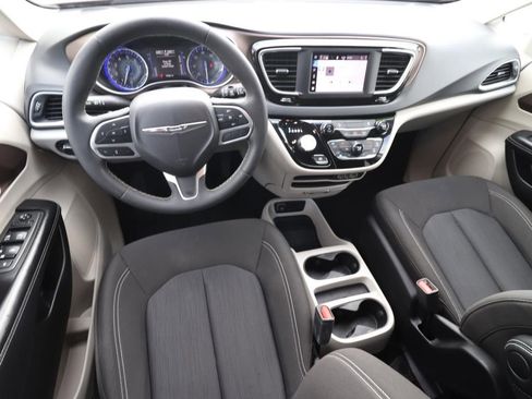Used 2022 Chrysler Voyager LX FWD image 6