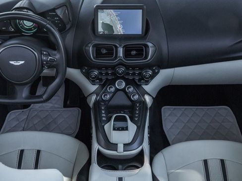 Used 2022 Aston Martin V8 Vantage Roadster RWD image 18