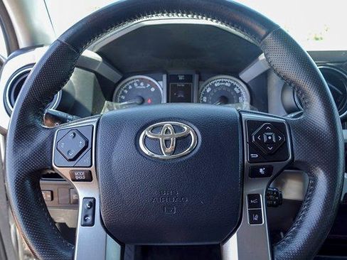 Used 2018 Toyota Tacoma SR5 RWD image 15