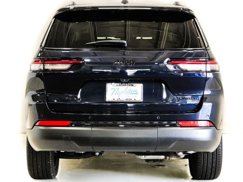 Used 2023 Jeep Grand Cherokee L Limited w/ Black Appearance Package AWD/4WD image 8