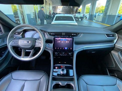 Used 2025 Jeep Grand Cherokee L Limited image 17