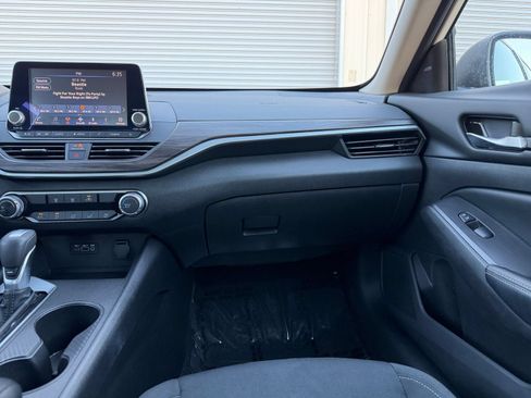 Used 2025 Nissan Altima 2.5 SV FWD image 35