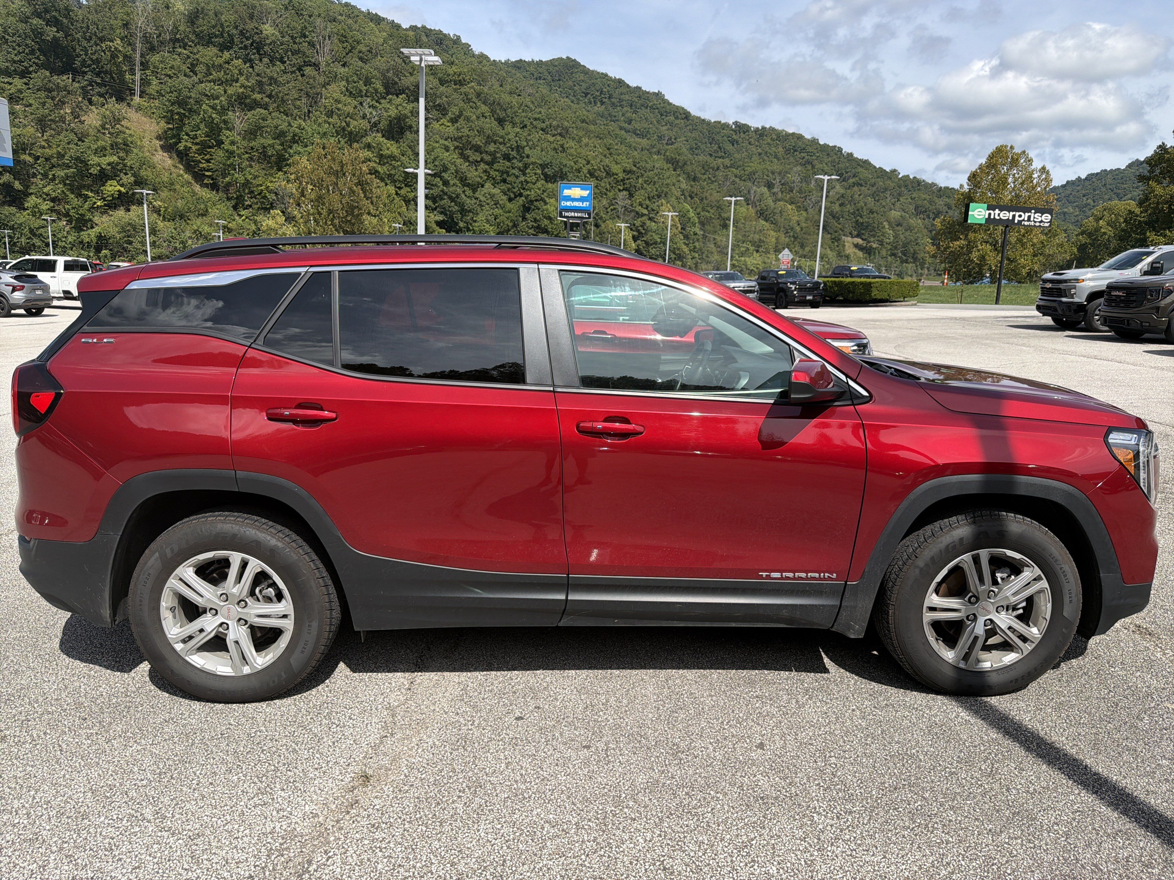 Used 2024 GMC Terrain SLE w/ Driver Convenience Package AWD/4WD image 9