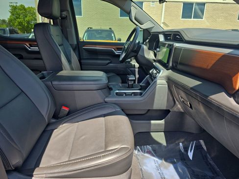 Used 2023 GMC Sierra 1500 Denali w/ Technology Package AWD/4WD image 10
