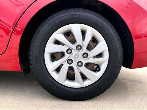 Used 2019 Hyundai Elantra SE image 11