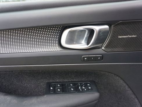 Used 2023 Volvo XC40 B4 Ultimate w/ Climate Package image 4