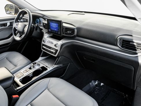 Used 2021 Ford Explorer XLT w/ Equipment Group 202A image 11